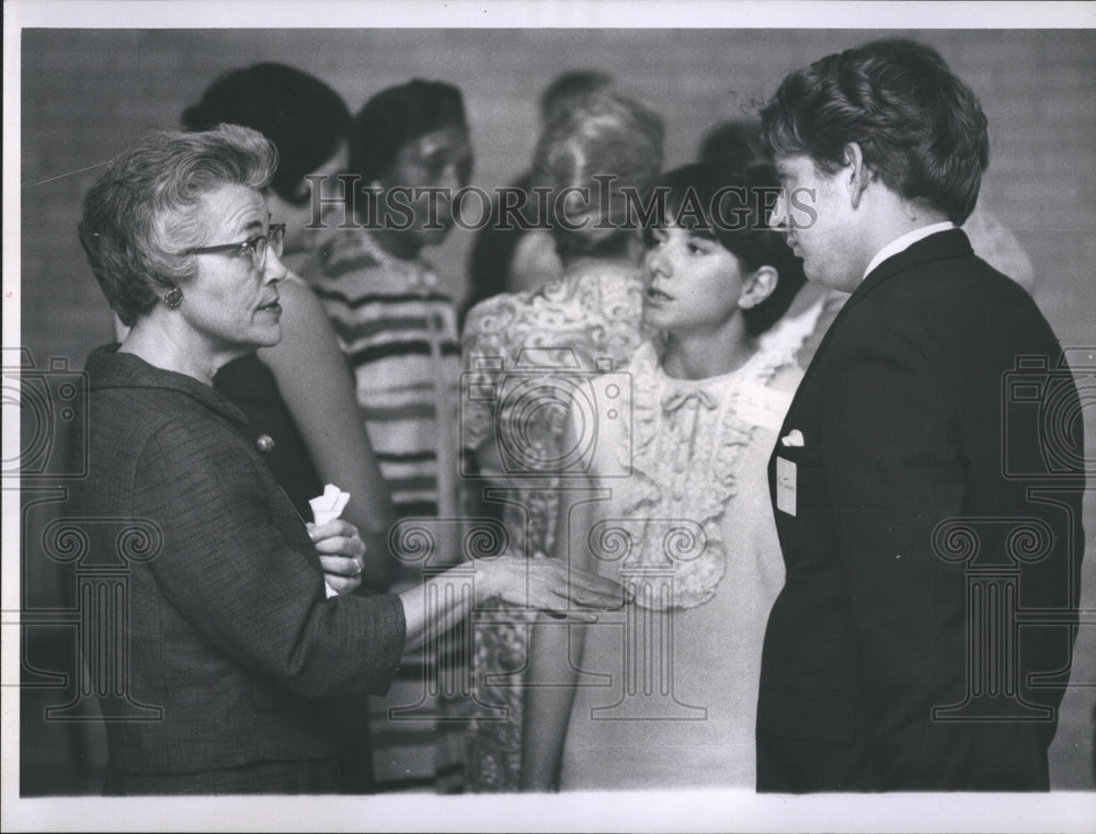 1968 Press Photo Mrs HH Hilton Jr Sue Widmayer Tom Johnson Fl Presb College - Historic Images