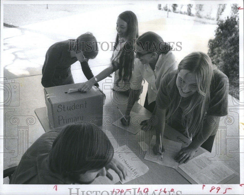 1972 Press Photo Florida Presbyterian College Students - Historic Images