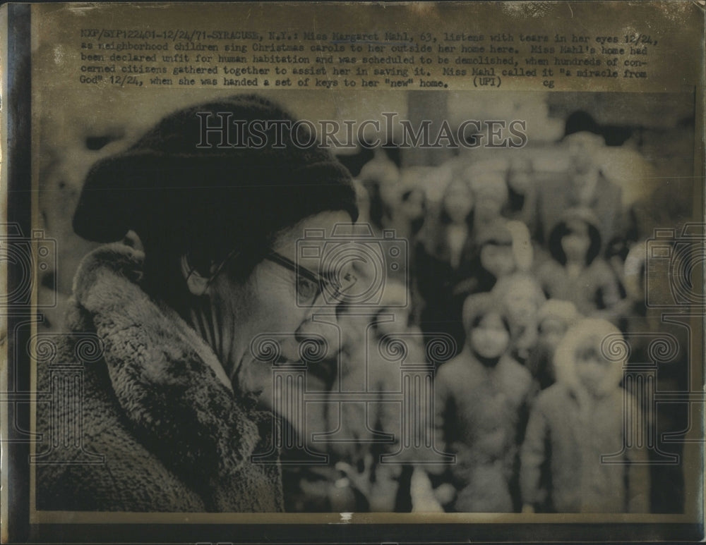 1971 Press Photo Miss Margaret Mahl,63, listens as children sing Carols to her - Historic Images