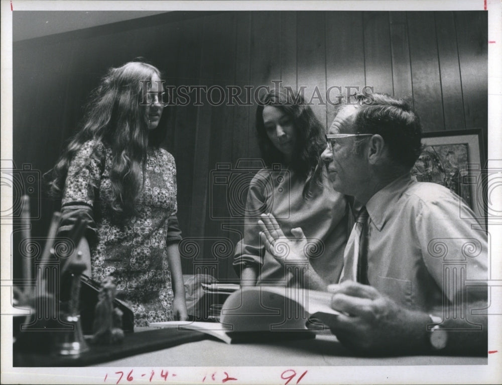 1971 Press Photo Florida Presbyterian College Book Little Earth - RSH08449 - Historic Images