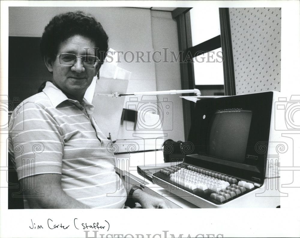 1988 Press Photo Jim Carter Staffer For Company With Old Monitor And Keyboard - Historic Images