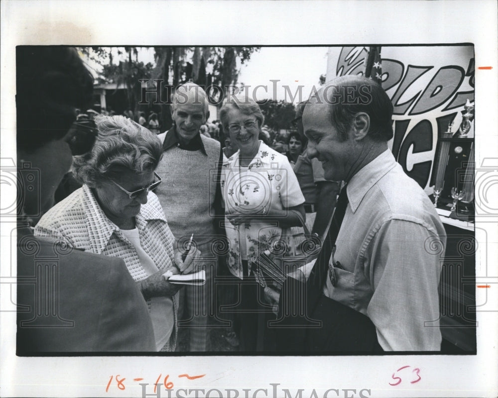 1976 Press Photo Jimmy Carter&#39;s Cousin Calvin Of Tampa Signs Autographs - Historic Images