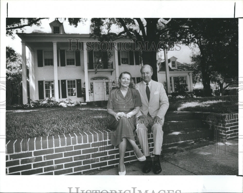 1987 Press Photo Calvin And Pat Carter On Steps Of Their Mansion-Bayshore Blvd - Historic Images