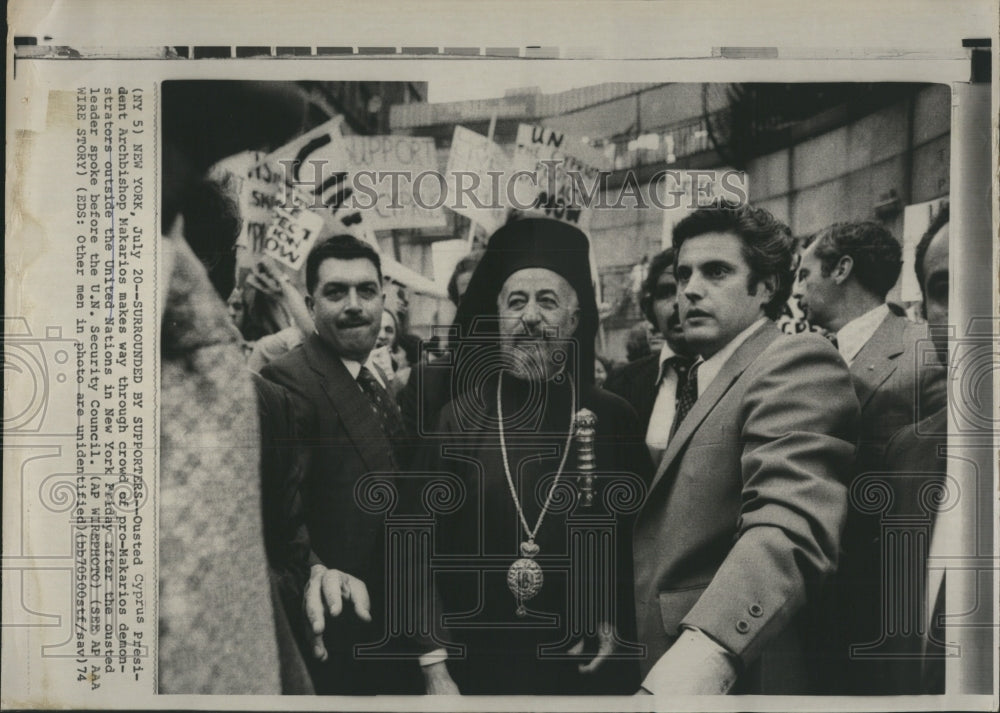 1974 Press Photo Ousted Cypriot President Archbishop Makarios Outside The U.N. - Historic Images