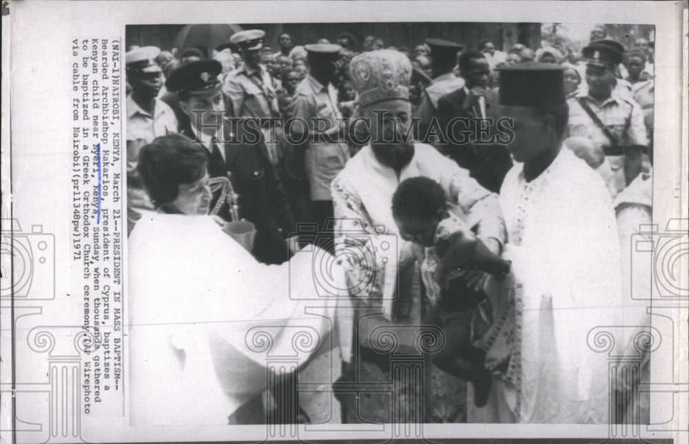 1971 Press Photo Archbishop Makarios baptizes Kenyan childe - Historic Images