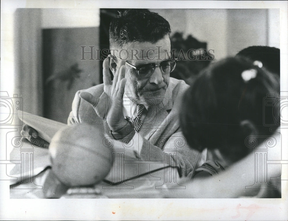 1972 Press Photo Dr. Savatore Diaz works with Spanish-speaking children - Historic Images