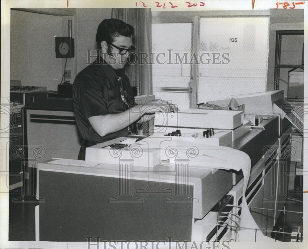 1973 Press Photo Joe Diaz, University of Tampa computer center - Historic Images