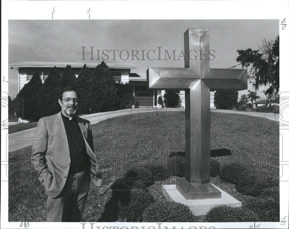 1990 Press Photo Rev. Joe Diaz at Holy Trinity Episcopal Church - RSH08541 - Historic Images