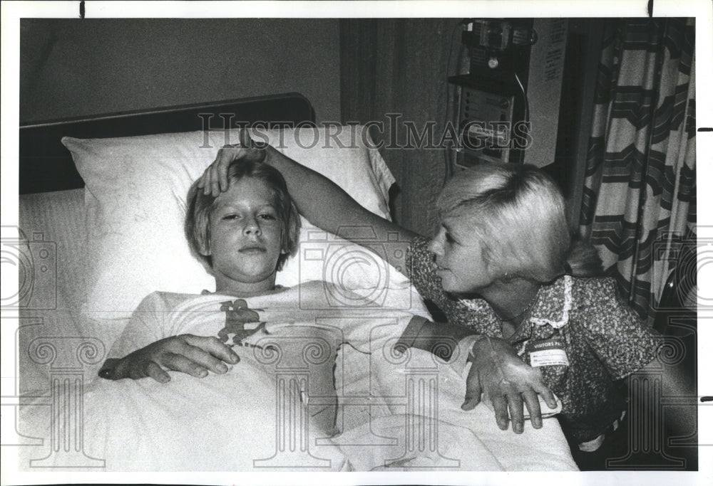 1980 Press Photo Casey Diaz in hospital after being bitten by rattlesnake - Historic Images