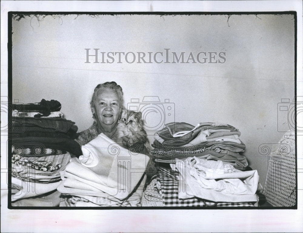 1982 Press Photo Cookie De Cenzo And Her Cat Precious With Migrant Childrens - Historic Images