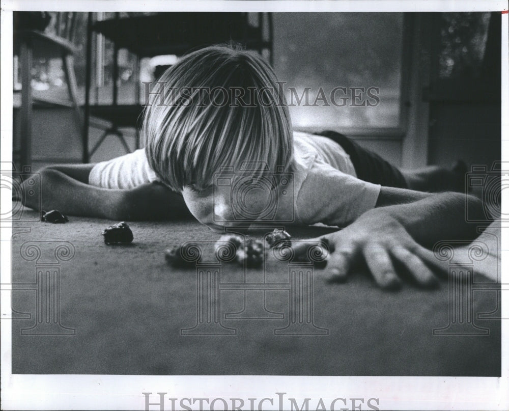 1982 Press Photo Jon Domino 12 Catches Tadpoles For Pet Turtles And Hermit Crabs - Historic Images