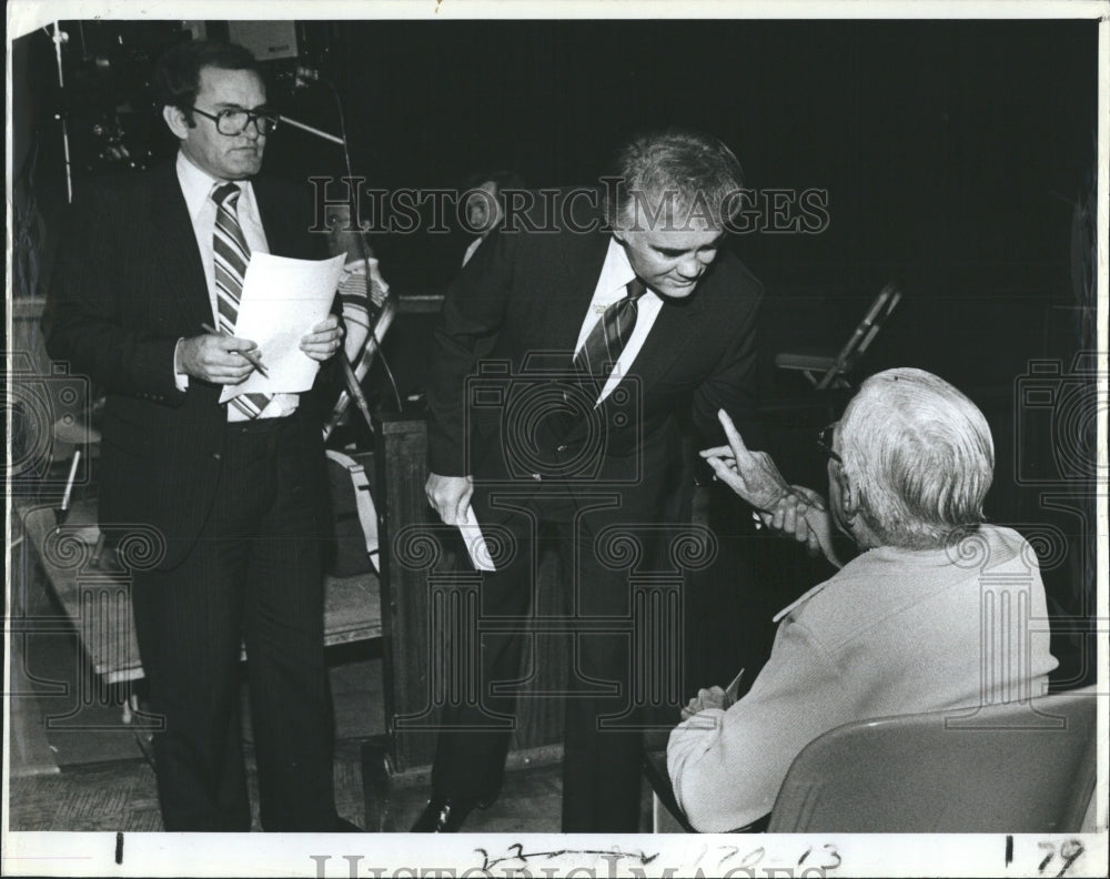 1983 Press Photo US Rep CW Bill Young FL Answers Meals On Wheels Program Member - Historic Images