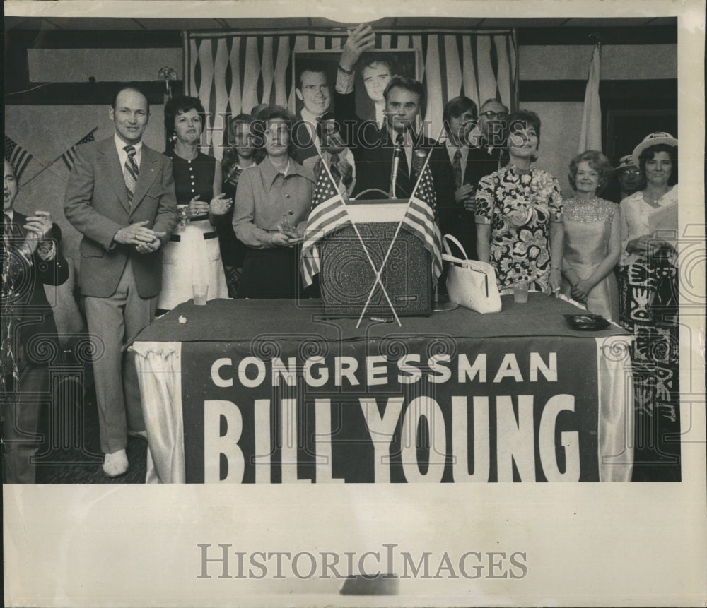 1972 Press Photo Congressman Bill Young With His Sign And People Behind Him - Historic Images