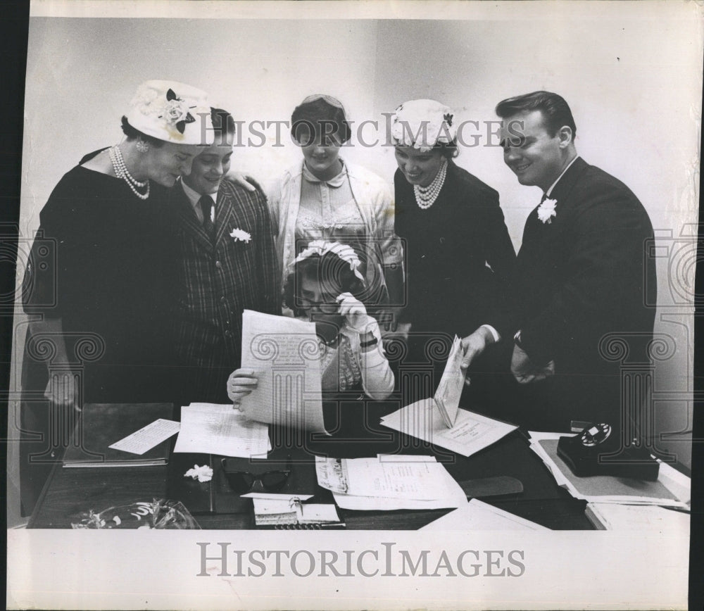 1961 Press Photo Cw Bill Young Wife And Others Looking Over Papers - RSH08591 - Historic Images