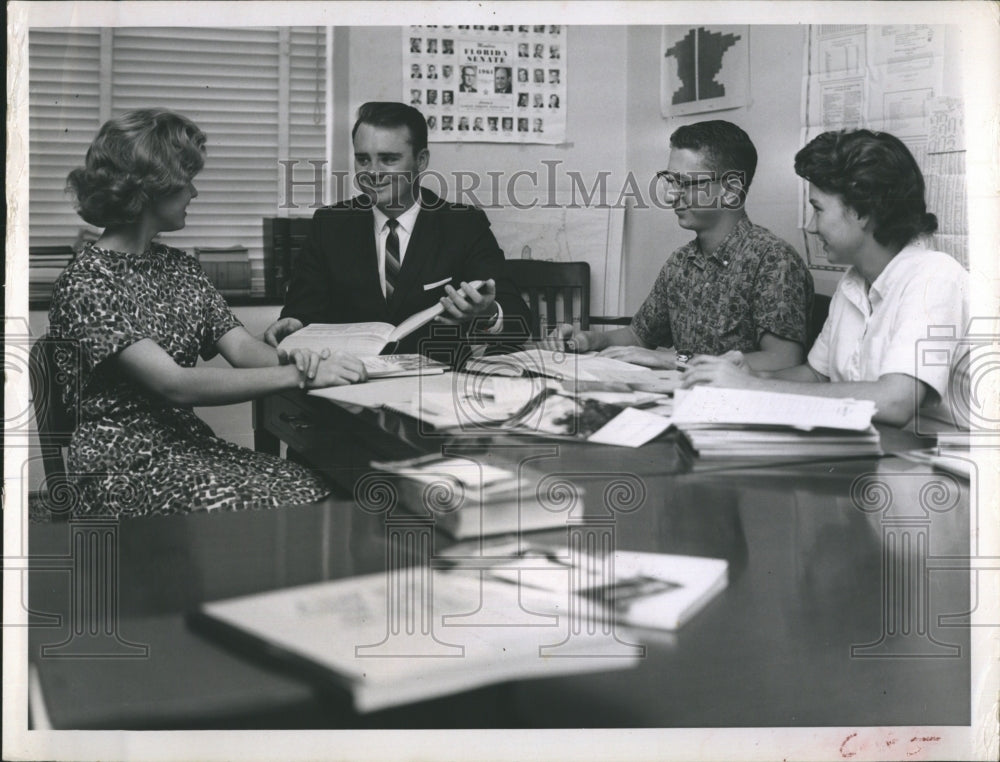 1962 Press Photo US Rep Helping Students With Xmas Projects- CW Bill Young - Historic Images