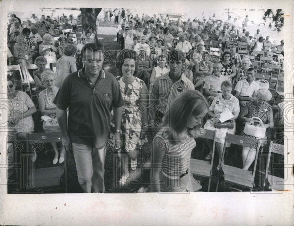 1970 Press Photo State Sen. C.W. Bill Young. and his family at a fish fry - Historic Images