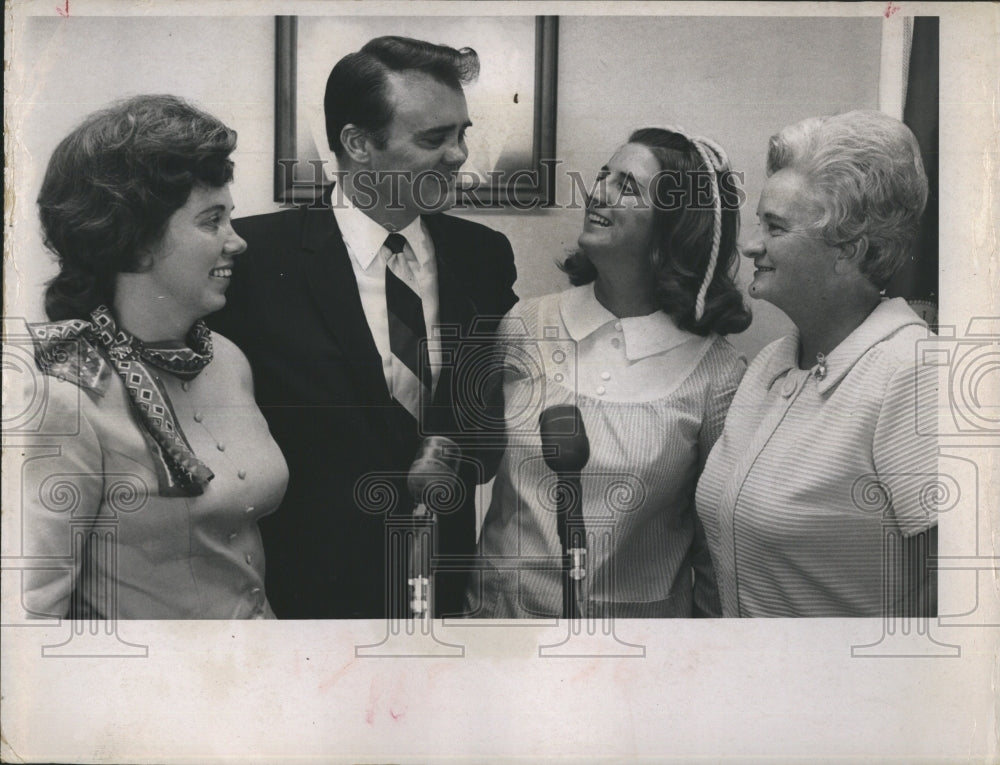 1969 Press Photo Senator Bill Young & His Family At Press Conference - Historic Images