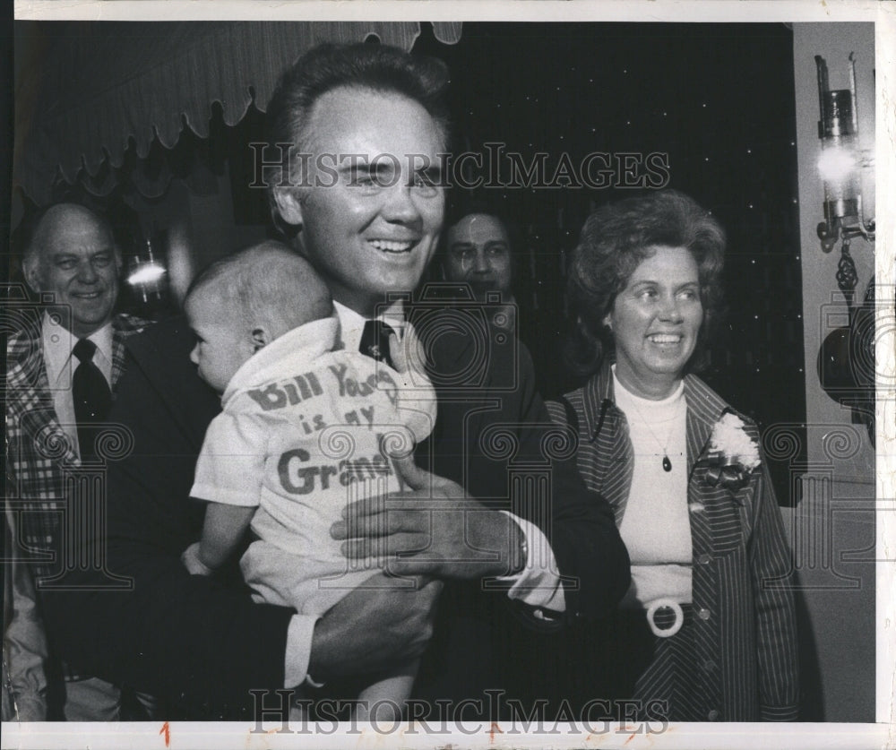 1974 Press Photo Senator Bill Young &amp; His Grandson Bradley &amp; Wife Pam - Historic Images