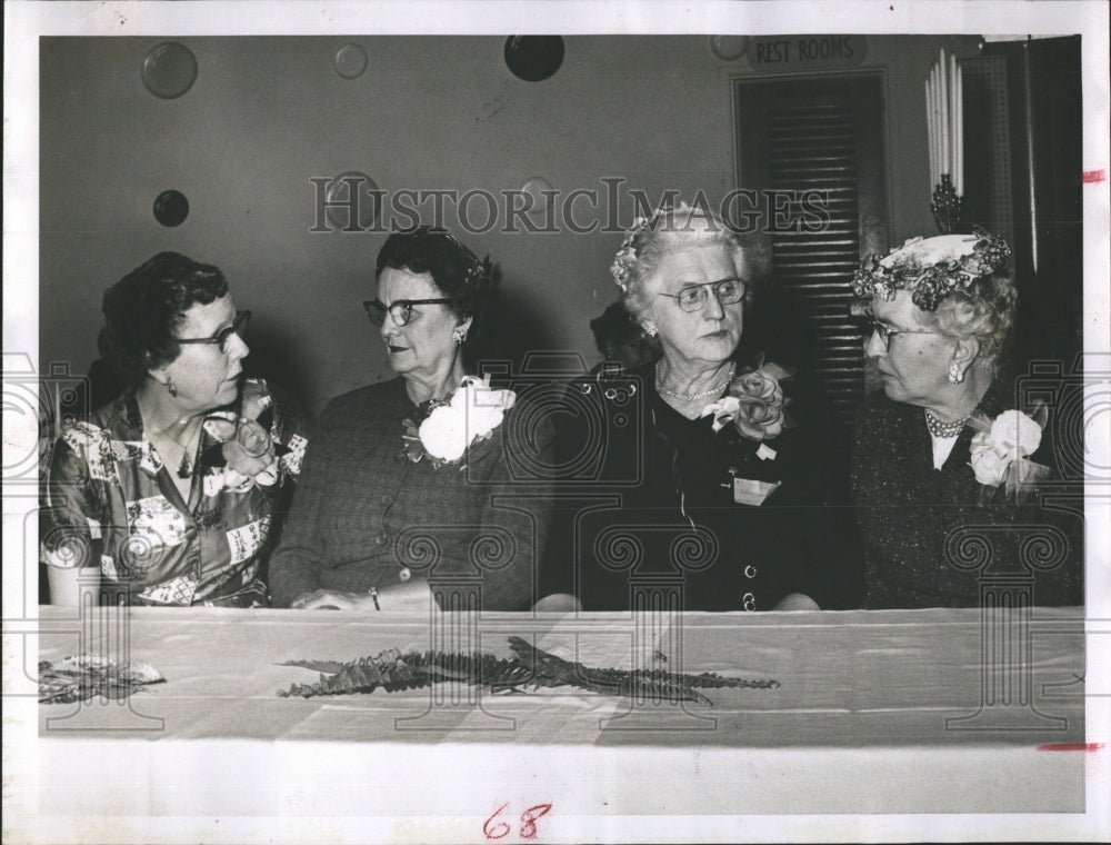 1961 Press Photo Mrs Laura Kelley Mrs E L McClure Mrs Edward Young at a Luncheon - Historic Images