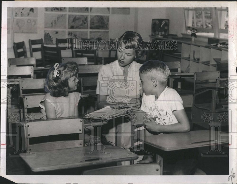 1951 Press Photo School Teacher Janice Burleson teaching her students - Historic Images