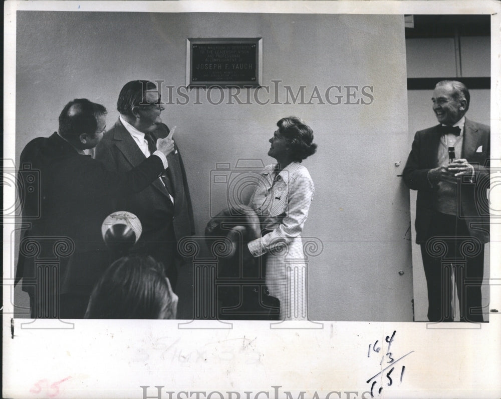 1974Press Photo Plaque to honor Joe Yauch his wife Mary, chairmen Nelson Paynter - Historic Images