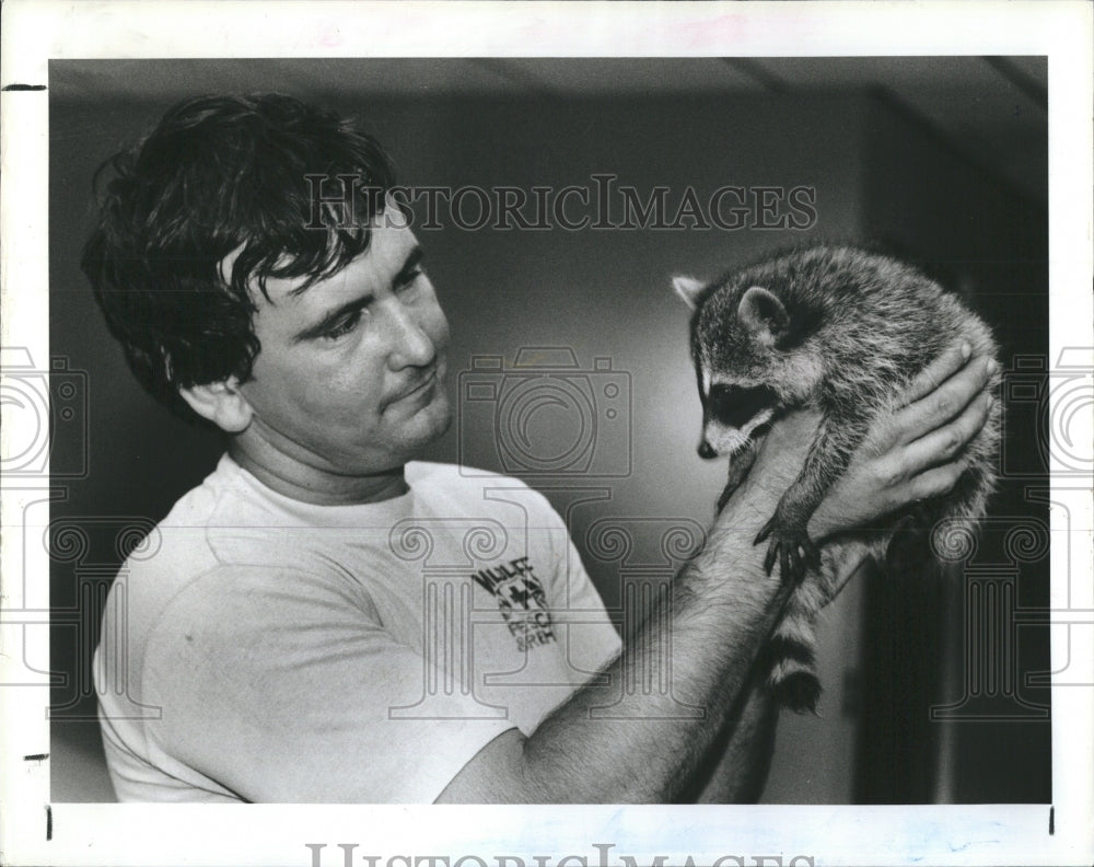 1963 Press Photo Vernon Yates, Founder Wildlife Rescue &amp; Rehabilitation, Raccoon - Historic Images