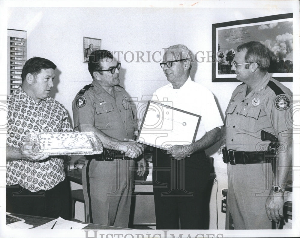 1976 Press Photo Dr. Yelvington Honored For Patrol Auxiliary Service - Historic Images