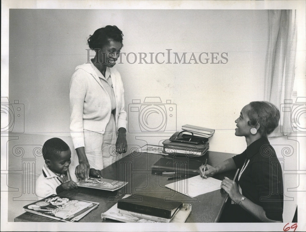 1962 Press Photo Jordan Park Kindergarten Student Ted Simmons Mrs. Joseph Yates - Historic Images