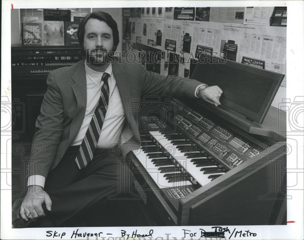 1985 Press Photo Albert B.&quot;Skip&quot; Havener at his Store. - RSH08727 - Historic Images