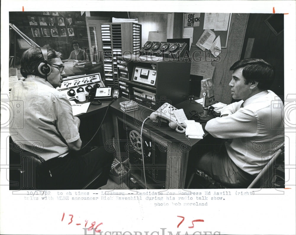 1982 Press Photo Ed Aavill Congressman with WLBE announcer Dick Ravehill. - Historic Images