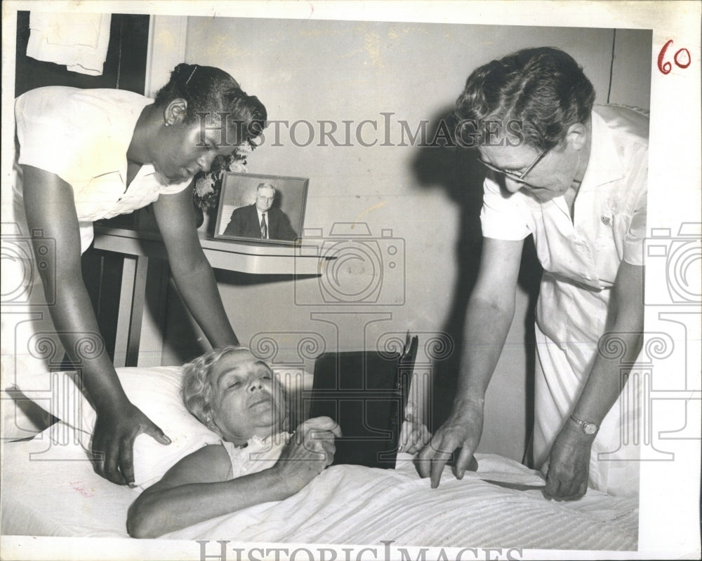 1961 Press Photo Homemakers desire to help is demonstrated here by Minnie Byrd - Historic Images