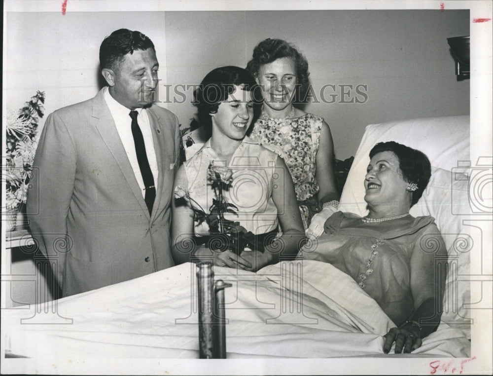 1961 Press Photo Linda Hawkes spelling bee champion with her teacher in Hospital - Historic Images