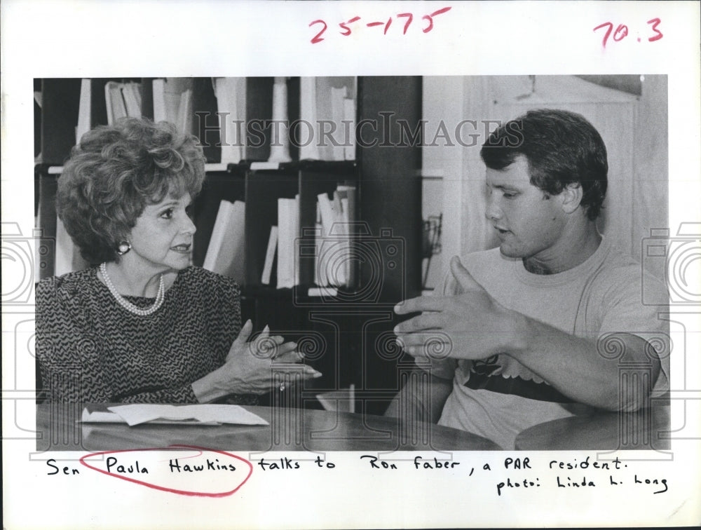 1986 Press Photo Sen Paula Hawkins talks to Ron Faber a PAR resident - Historic Images