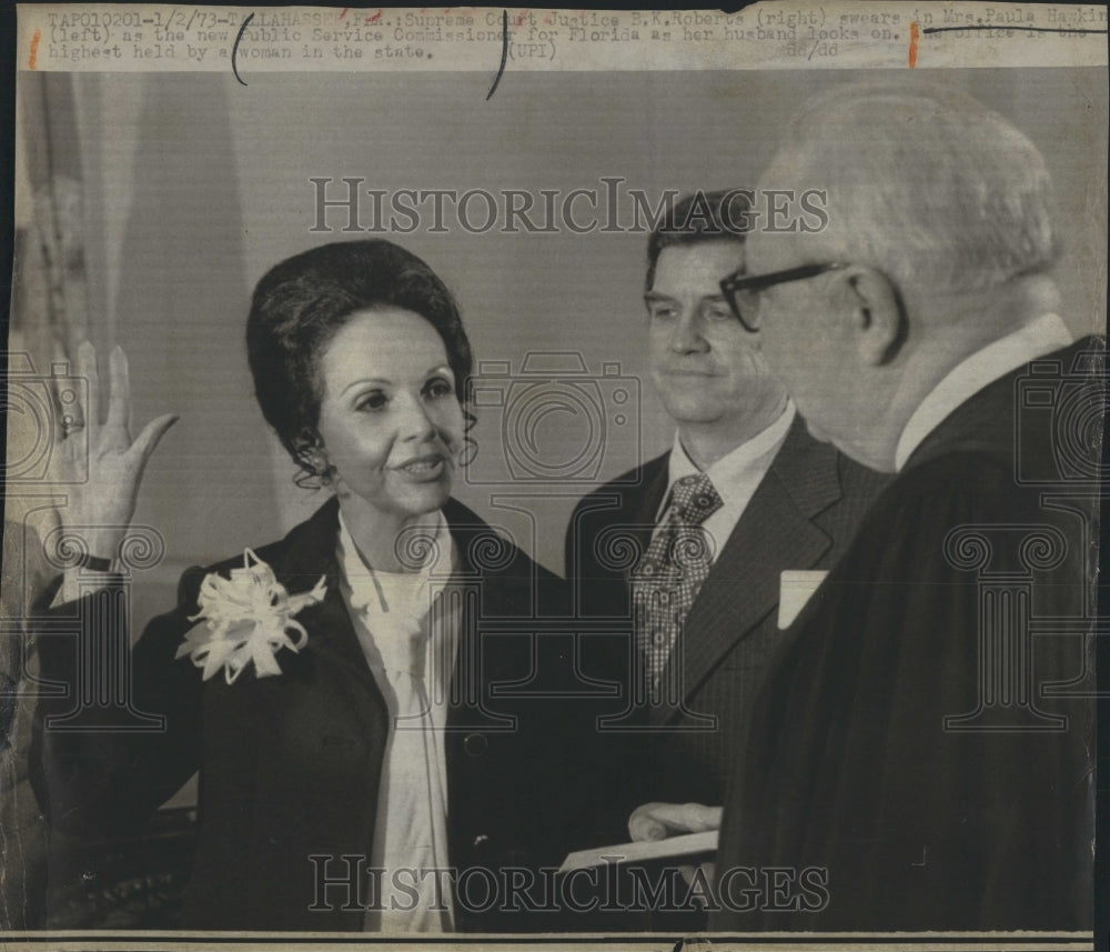 1978 Press Photo Justice Roberts Swears in Mrs Hawkins as her husband looks on. - Historic Images