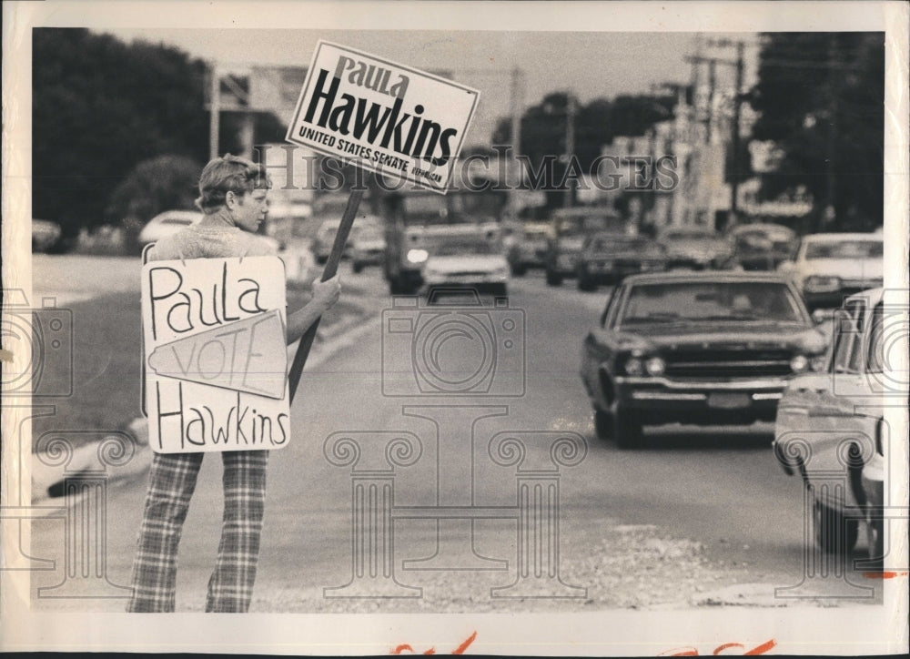 1974 Press Photo Student Demonstrator support for Paula Hawkins Campaign. - Historic Images