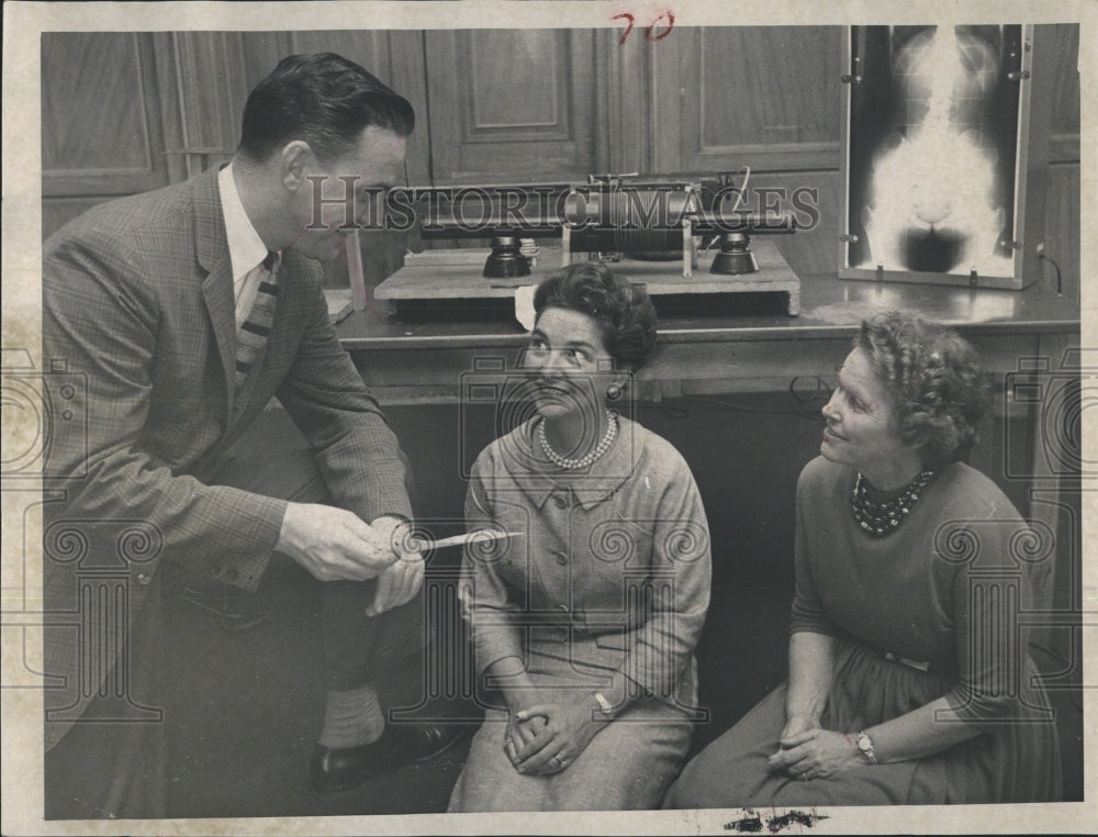 1961 Press Photo Ms.Paul C.Hawkins, Pres St.Petersburg Junior League (center) - Historic Images