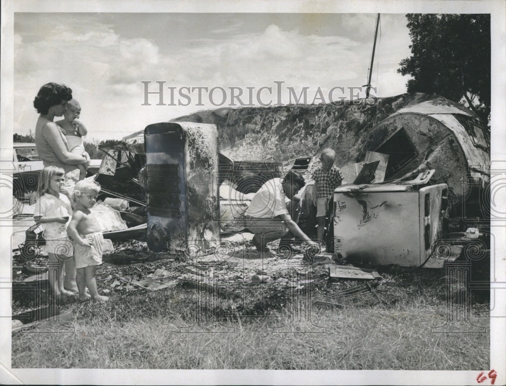 1960 Press Photo Tom Hawkins and Family Trailer Home destroy by Fire. - Historic Images