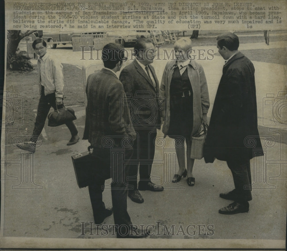 1972 Press Photo Acting Pres. S.I. Hayakawa speaks with students on San Francisc - Historic Images