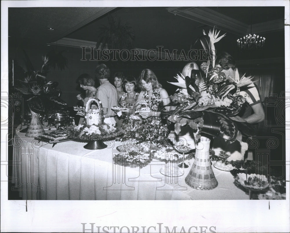 1980 Press Photo Wedding guests line up to a tropical buffet. - RSH08817 - Historic Images