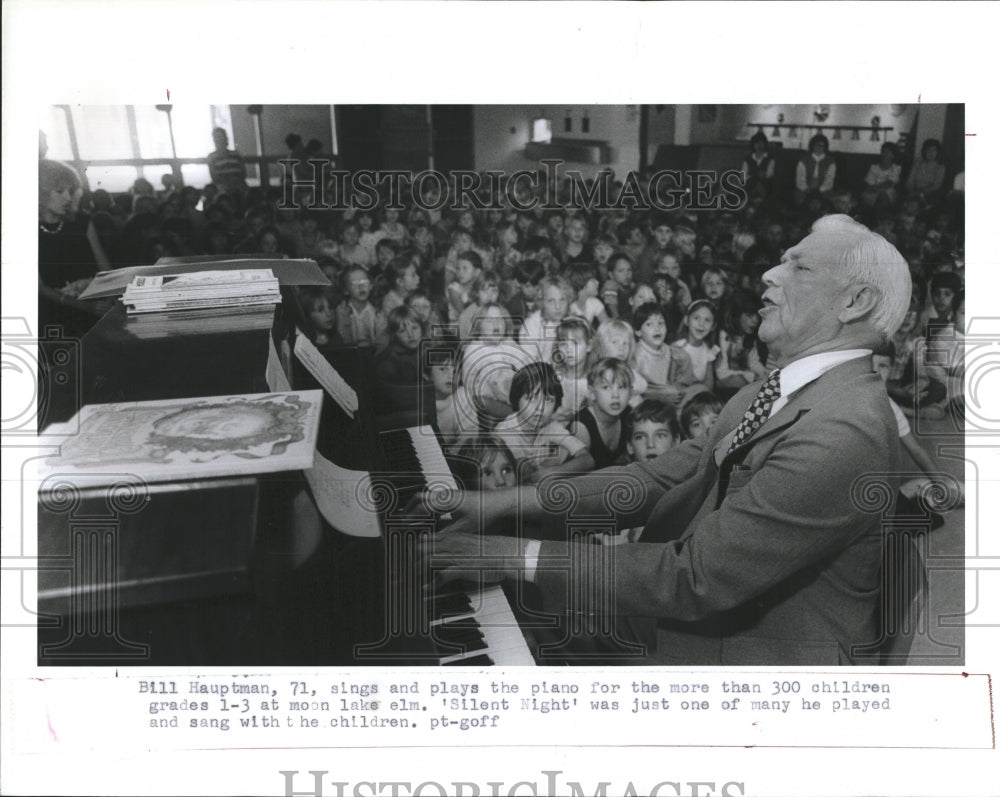 1985 Press Photo 71-year-old Bill Hauptman performs for 300 school children. - Historic Images