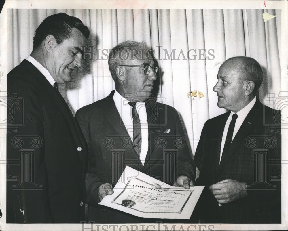 1967 Press Photo Bobo Hayes gets award. - Historic Images