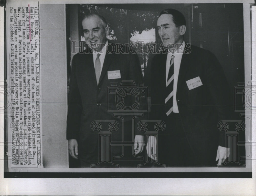 1971 Press Photo Daniel Haughton leaves a meeting at Lockheed plant in Burbank. - Historic Images