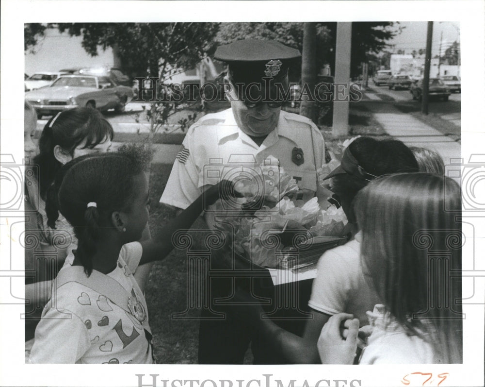 1982 Press Photo Jack Hayes Crossing Guard Retires - Historic Images