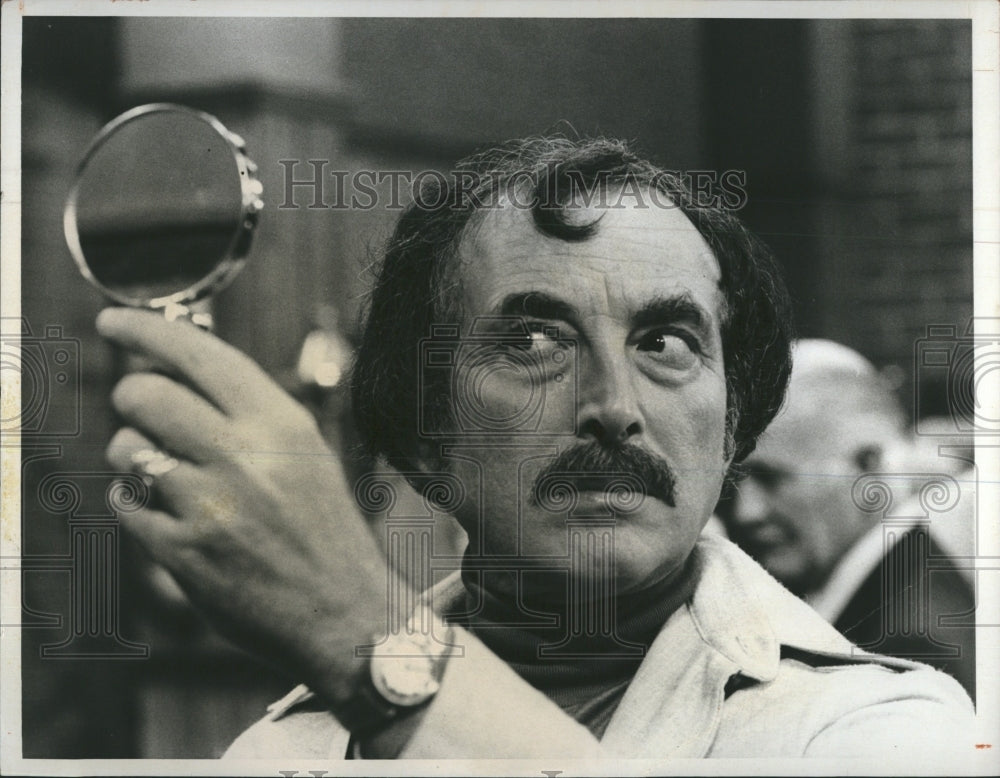 1976 Press Photo Walter Findlay(Bill Macy) prepares to go to the arty with his d - Historic Images