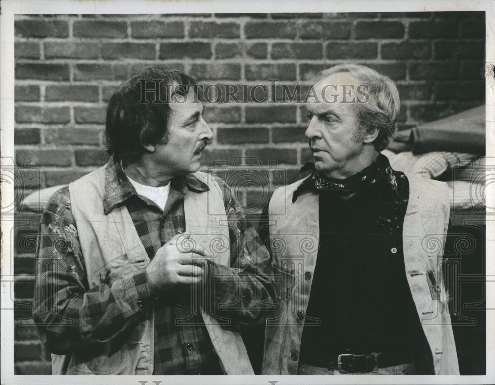 1974 Press Photo in"Maude" Bill Macy and Conrad Bain go though a spedd trap and - Historic Images