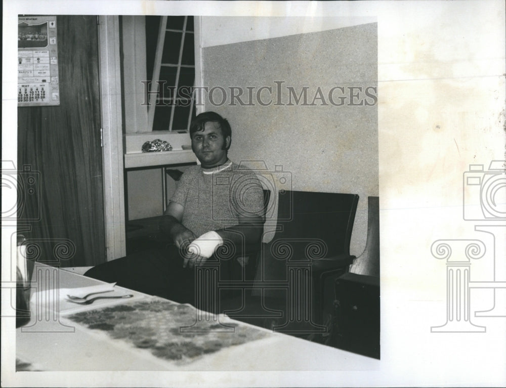 1973 Press Photo Leonard Harris patrolman injured during slaying probe. - Historic Images