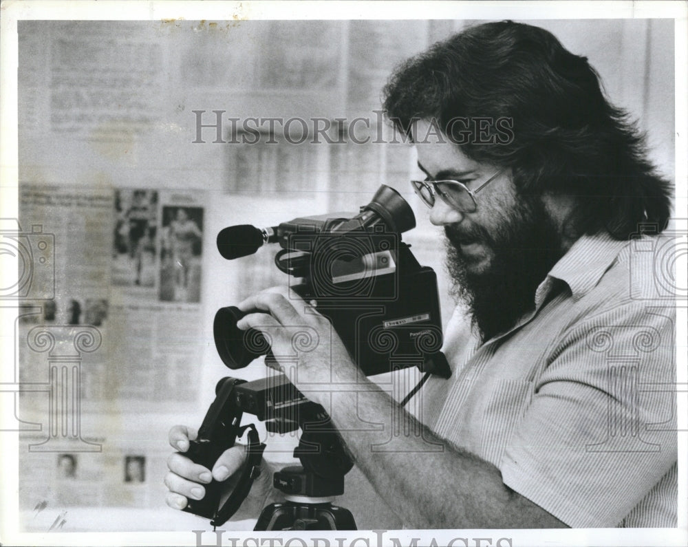 1981 Press Photo Former student John Harris,right is absorbing all the costs of making the video yea - Historic Images