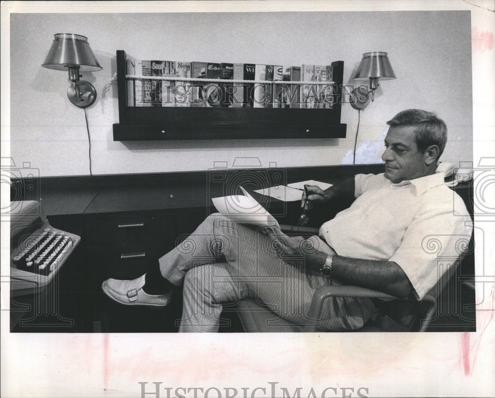 1972 Press Photo Philip Harsman financial writer for Medical Economics Magazine. - Historic Images