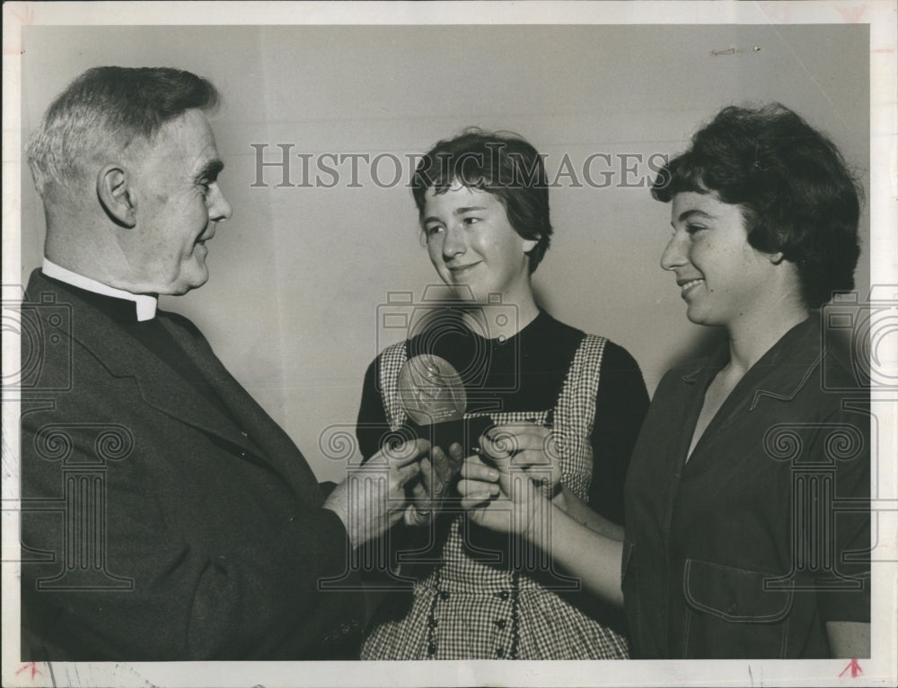 1959 Press Photo Dr.Frederick Brown Harris,Nancy Keeser and Bonnie Dikman.Freedo - Historic Images