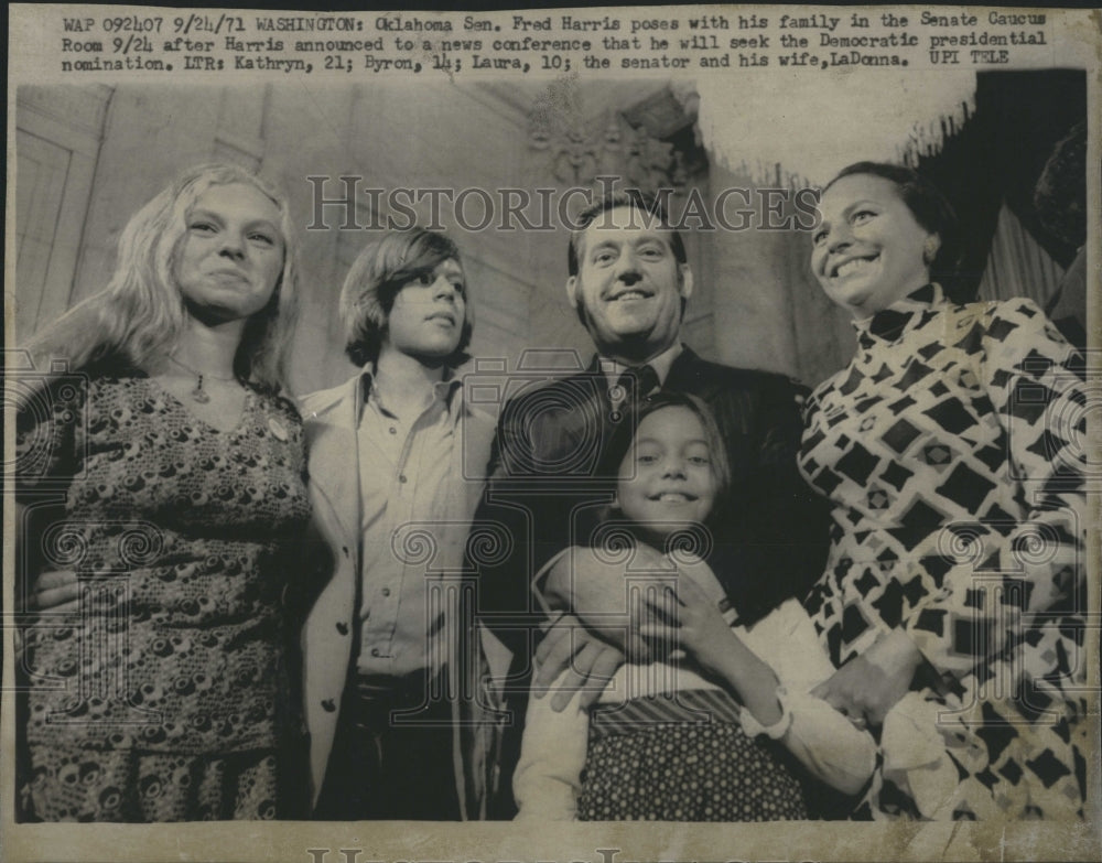 1971 Press Photo Sen.Fred Harris poses with his family - RSH08967 - Historic Images